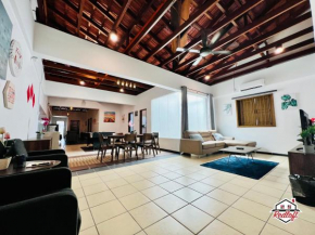RedLoft - Cozy 4-bedroom loft with free parking and pool table